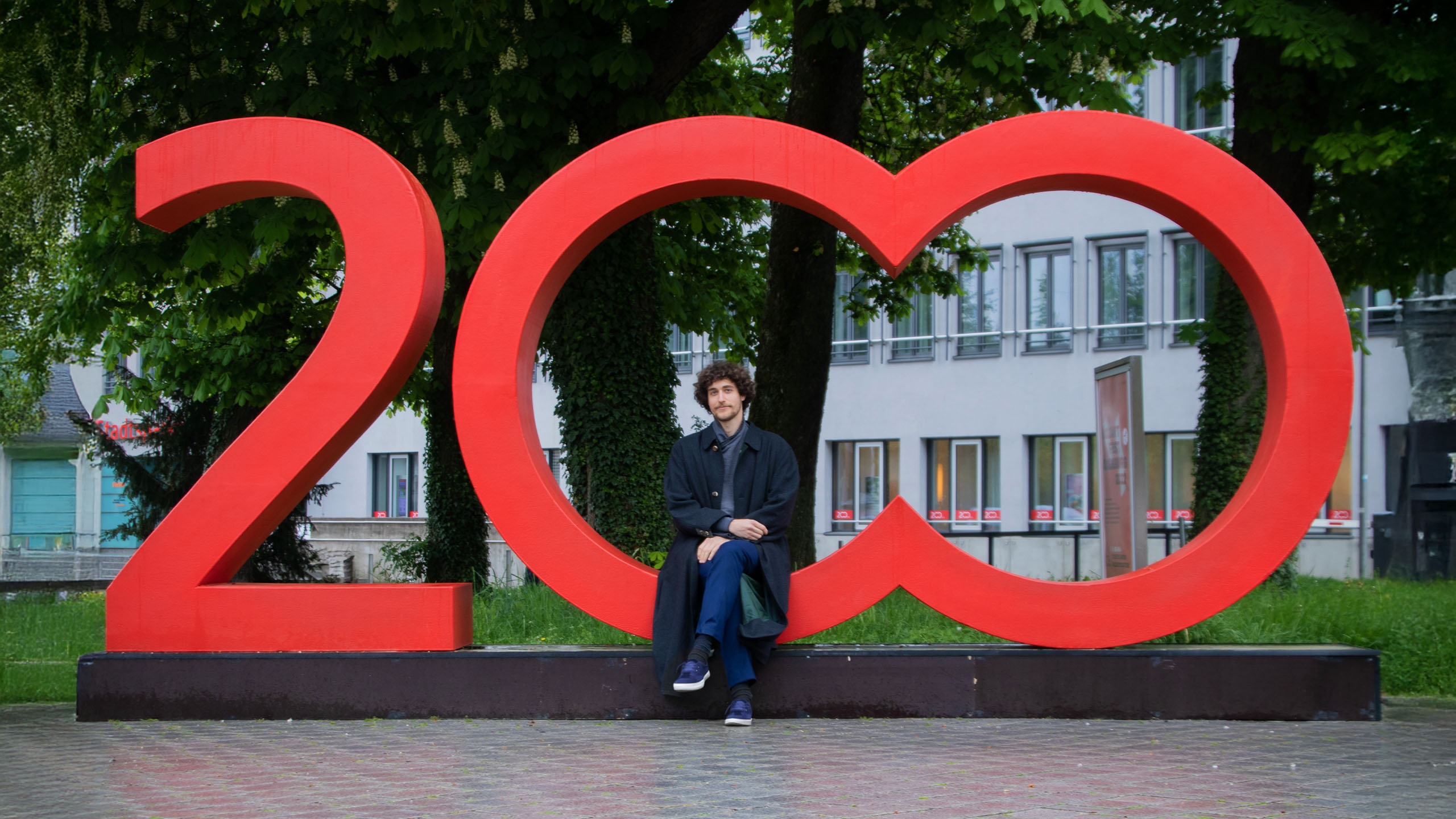 Das 200-Jahre-Logo der Stadtspaarkasse Augsburg als 3 Meter hohe Statue vor der Citygallerie Augsburg. In den Nullen der 200 Formen sitz Fabio Swigart. BRANDSTAGE Design