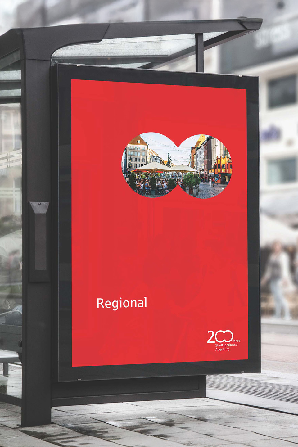 Auf einem Plakat zeigt ein Fernglas ein Bild von Augsburg. Darunter steht "Regional" geschrieben. Danneben zeigt sich das 200-Jahre-Logo der Stadtspaarkasse Augsburg BRANDSTAGE Design